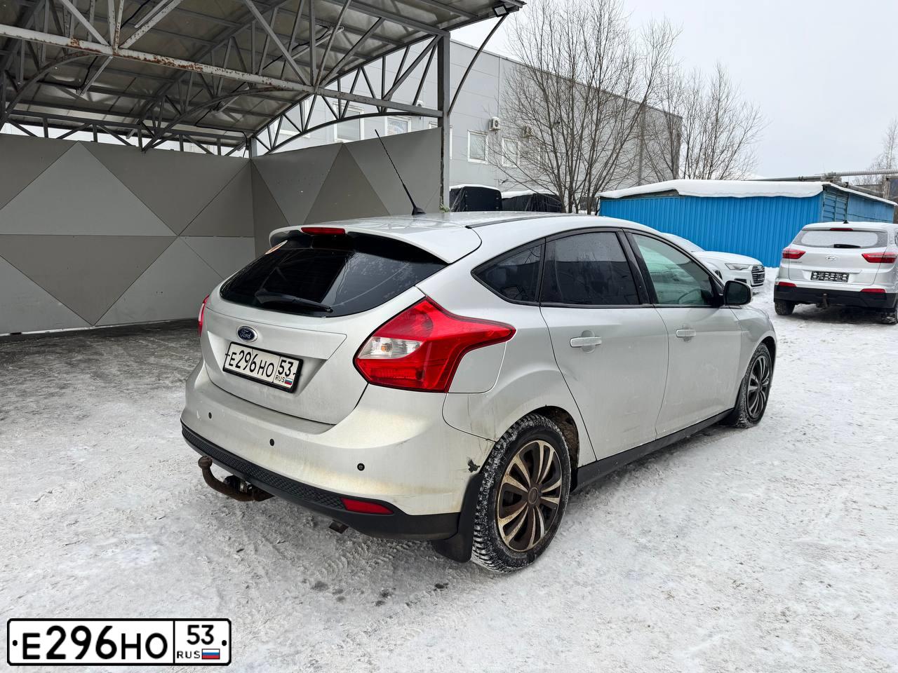 Фото автомобиля FORD FOCUS, 2014 — госномер Е296НО53. Цвет: Серебристый
