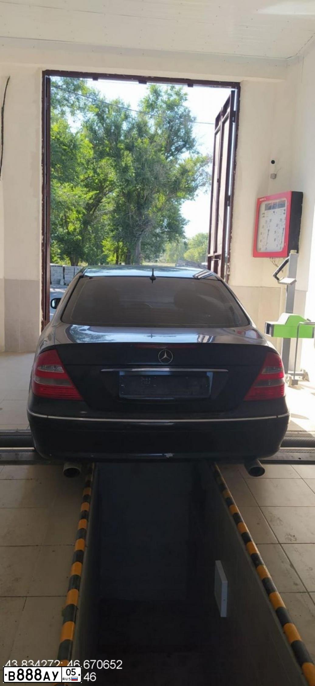 Фото автомобиля MERCEDES E-KLASSE, 2002 — госномер В888АУ05. Цвет: ЧЕРНЫЙ