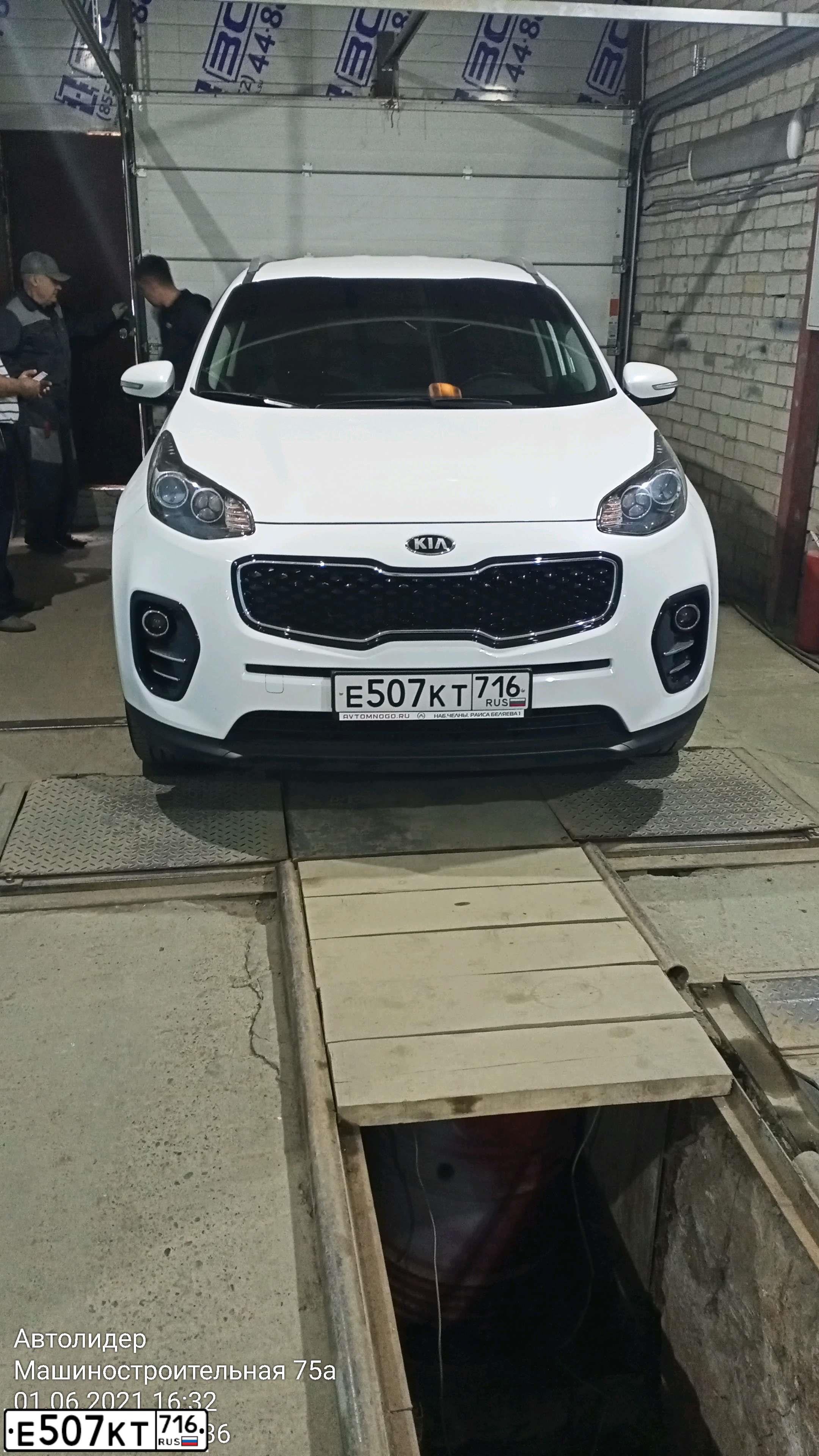 Фото автомобиля KIA SPORTAGE, 2017 — госномер Е892ТМ73. Цвет: Белый
