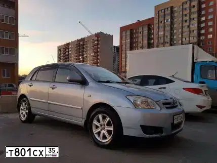 Фото автомобиля TOYOTA COROLLA, 2005 — госномер Т801СХ35. Цвет: СВЕТЛО-ГОЛУБОЙ