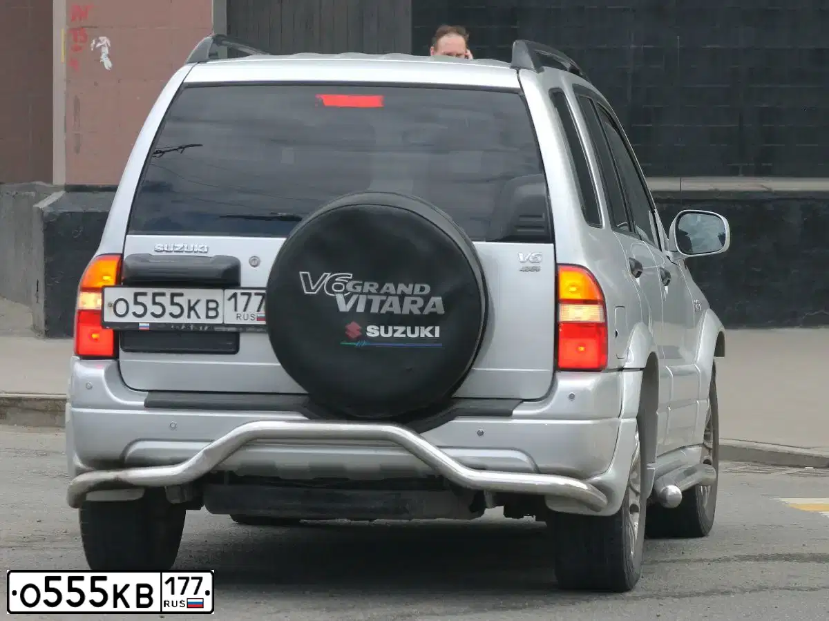 Фото автомобиля SUZUKI /GRAND/ VITARA, 2002 — госномер О555КВ177. Цвет: СЕРЕБРИСТЫЙ
