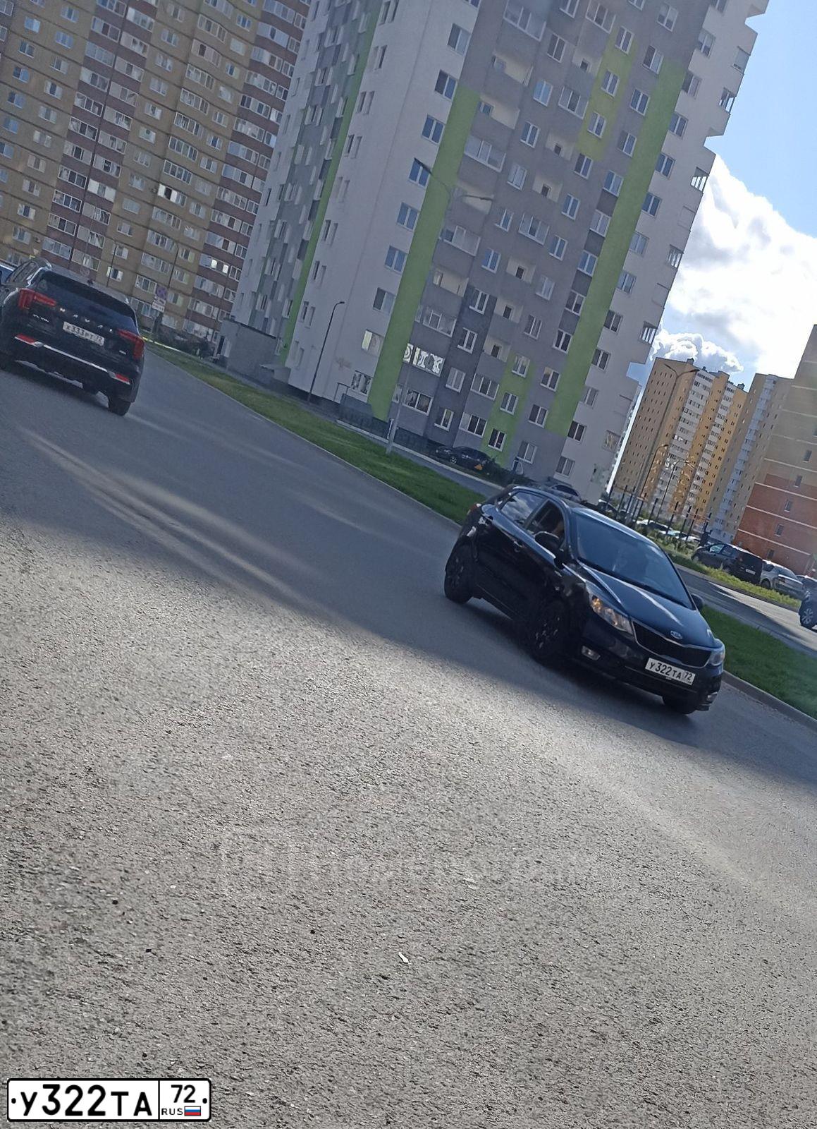 Фото автомобиля KIA RIO, 2017 — госномер У322ТА72. Цвет: ЧЕРНЫЙ