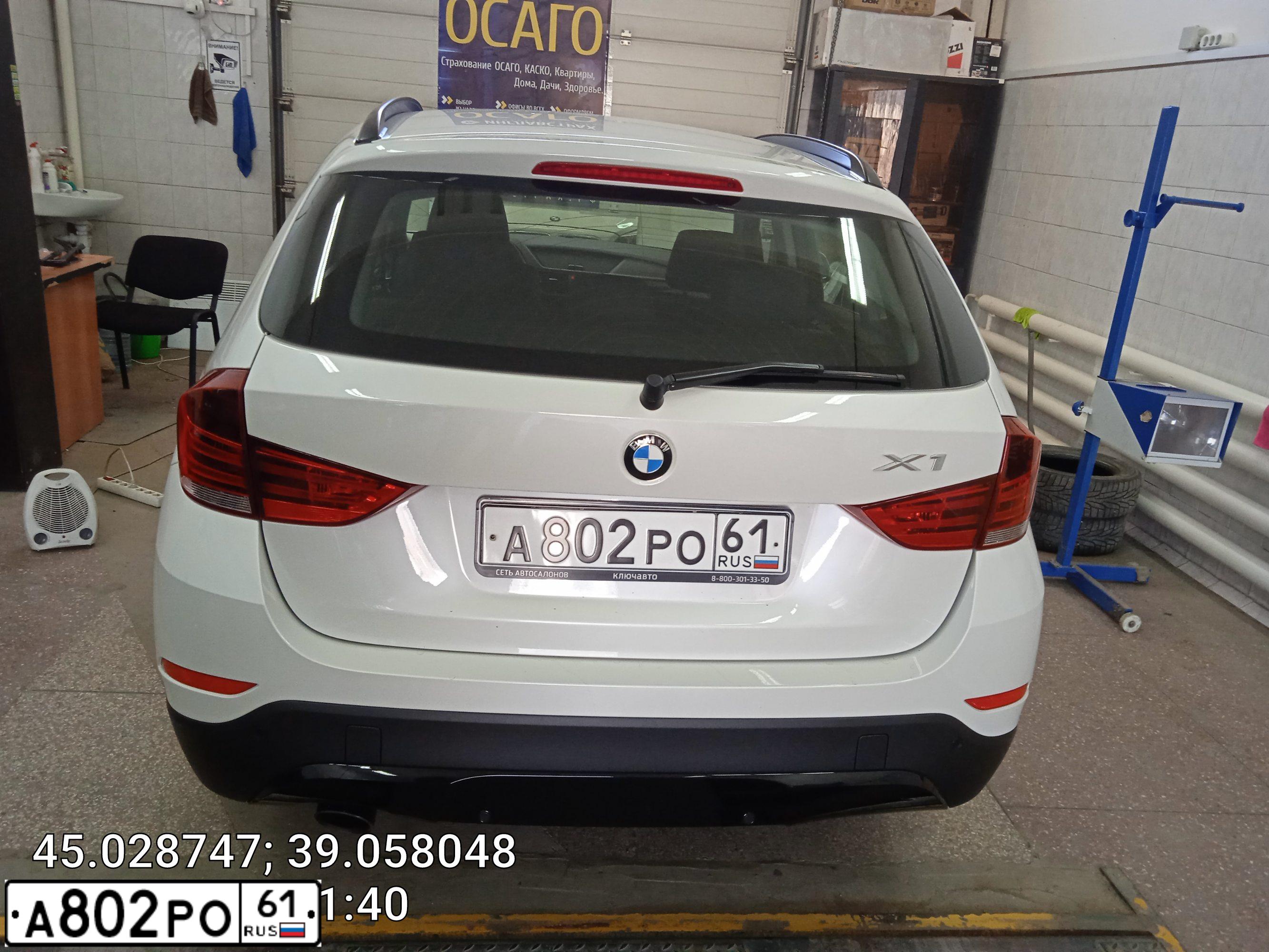 Фото автомобиля BMW X1, 2012 — госномер А802РО61. Цвет: БЕЛЫЙ МЕТАЛЛИК