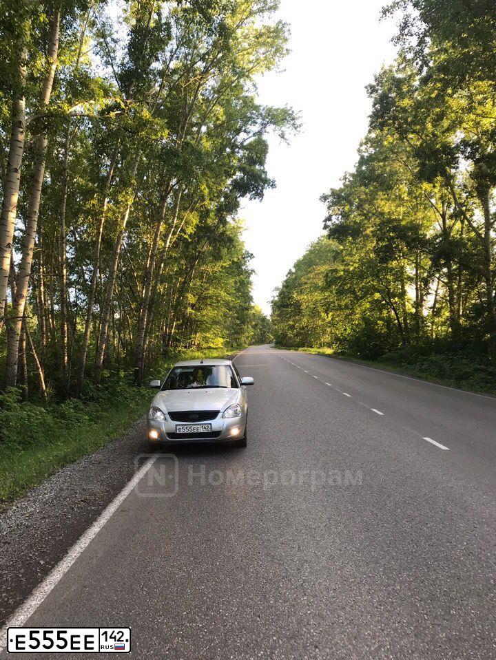 Фото автомобиля HYUNDAI GRAND SANTA FE, 2015 — госномер Е555ЕЕ142. Цвет: ЧЕРНЫЙ