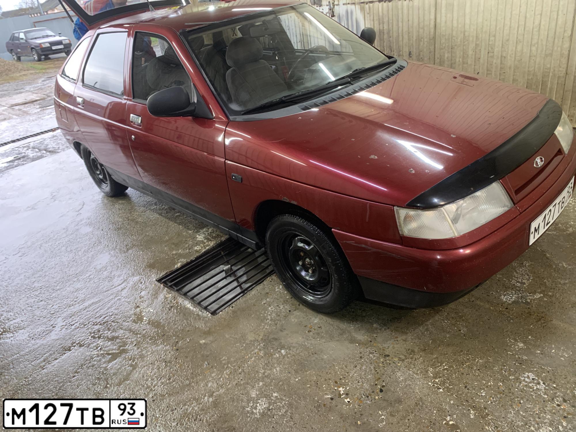 Фото автомобиля LADA 2112, 2000 — госномер М127ТВ93. Цвет: КРАСНЫЙ МЕТАЛЛИК