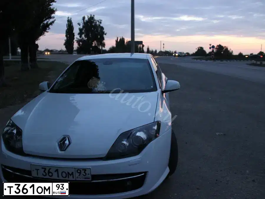 Фото автомобиля RENAULT LAGUNA, 2008 — госномер Т361ОМ93. Цвет: Белый