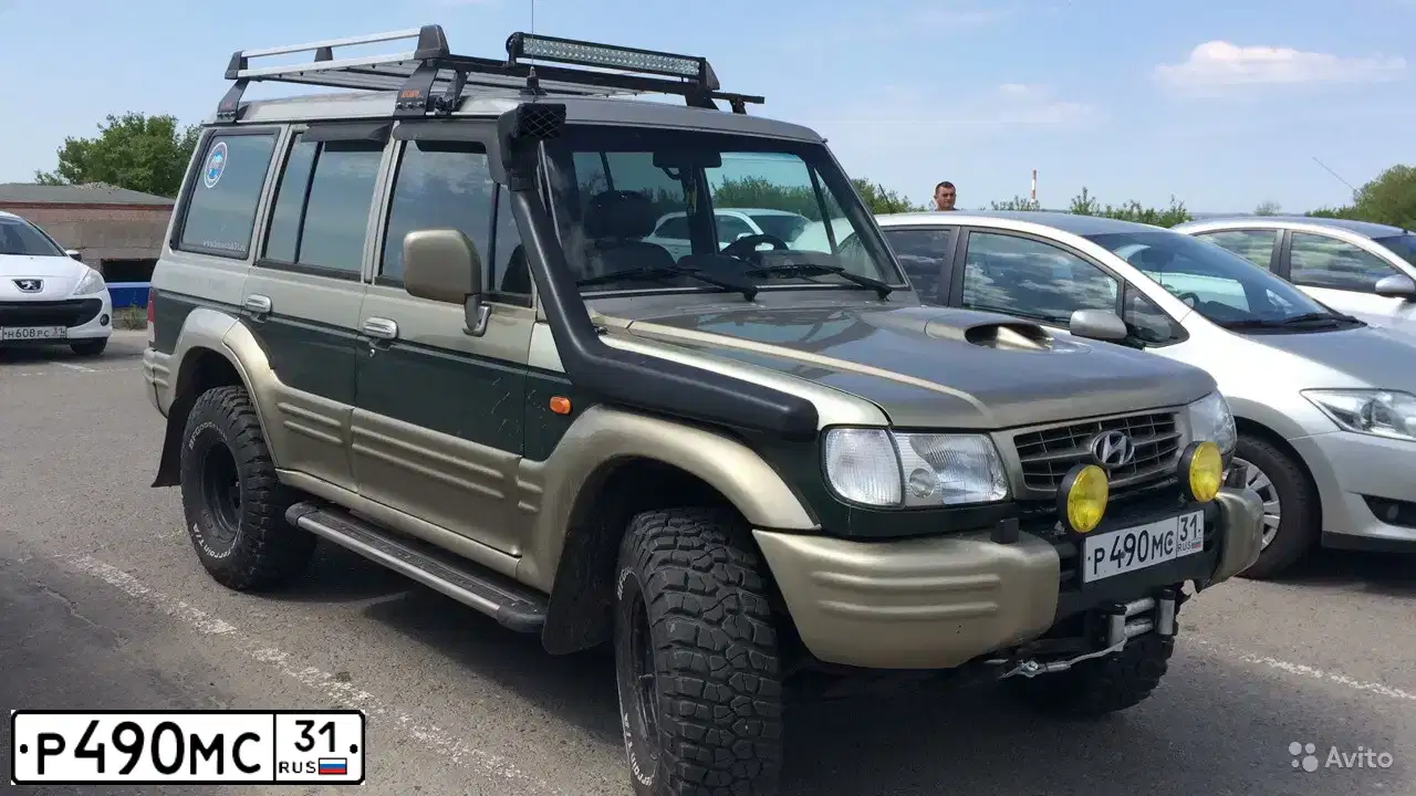 Фото автомобиля HYUNDAI GALLOPER, 2002 — госномер М645МО82. Цвет: ЗЕЛЕНЫЙ