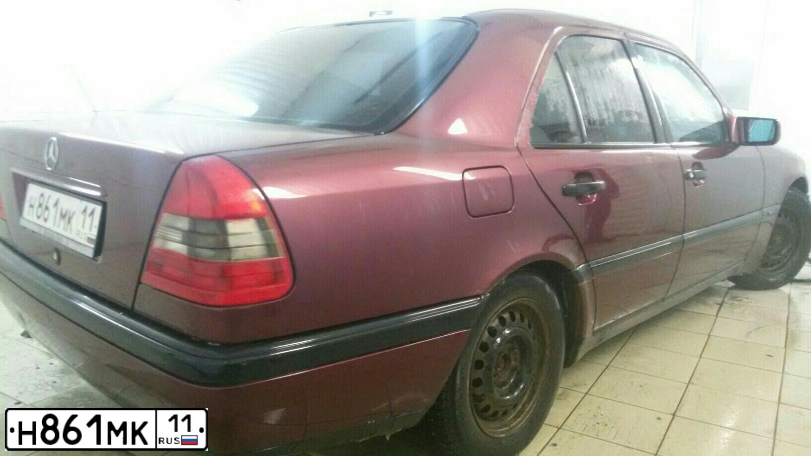 Фото автомобиля MERCEDES C-KLASSE, 1996 — госномер Р462ЕМ11. Цвет: ВИШНЕВЫЙ
