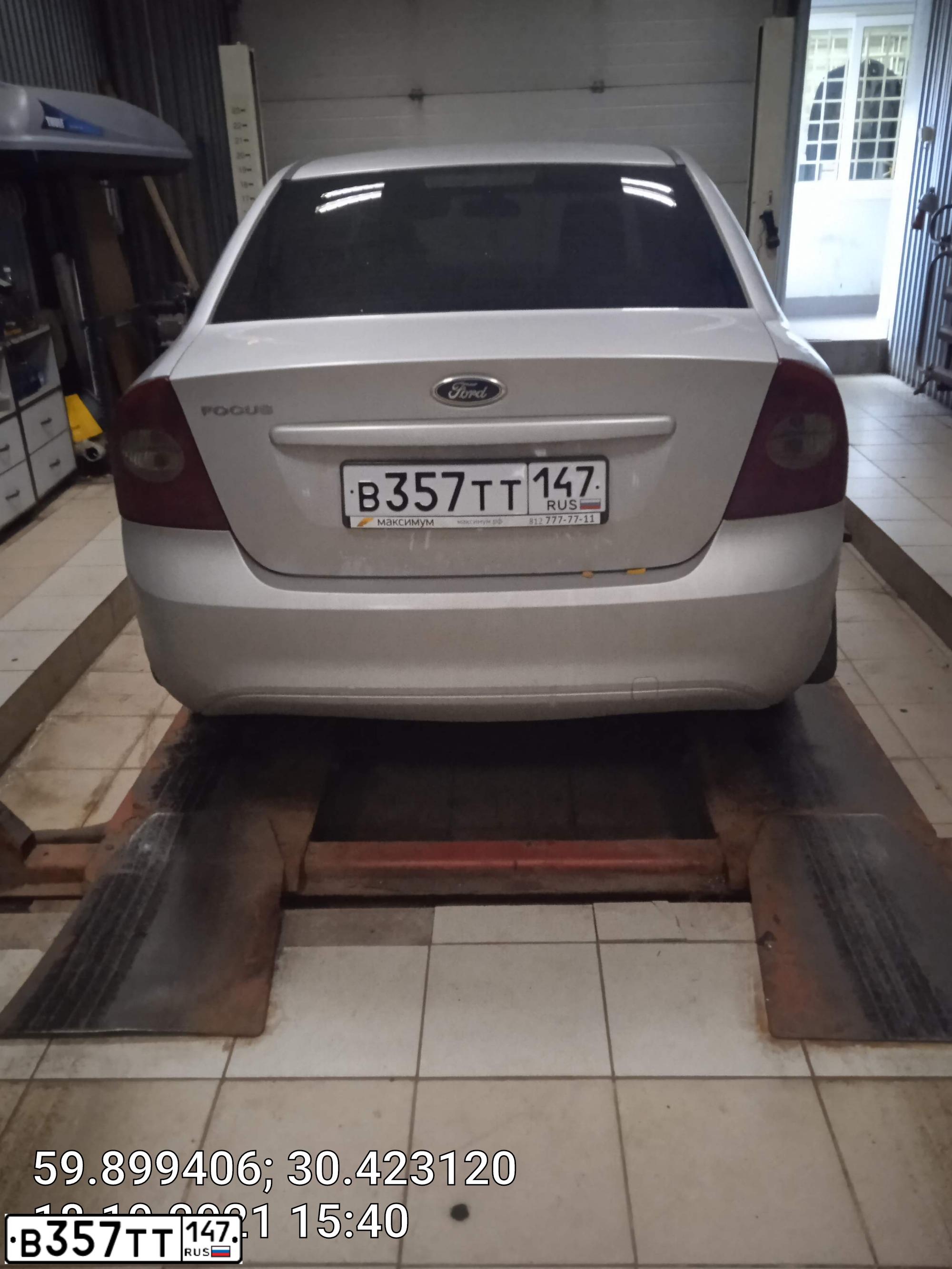 Фото автомобиля FORD D FOCUS, 2011 — госномер Е996УВ33. Цвет: Серебристый