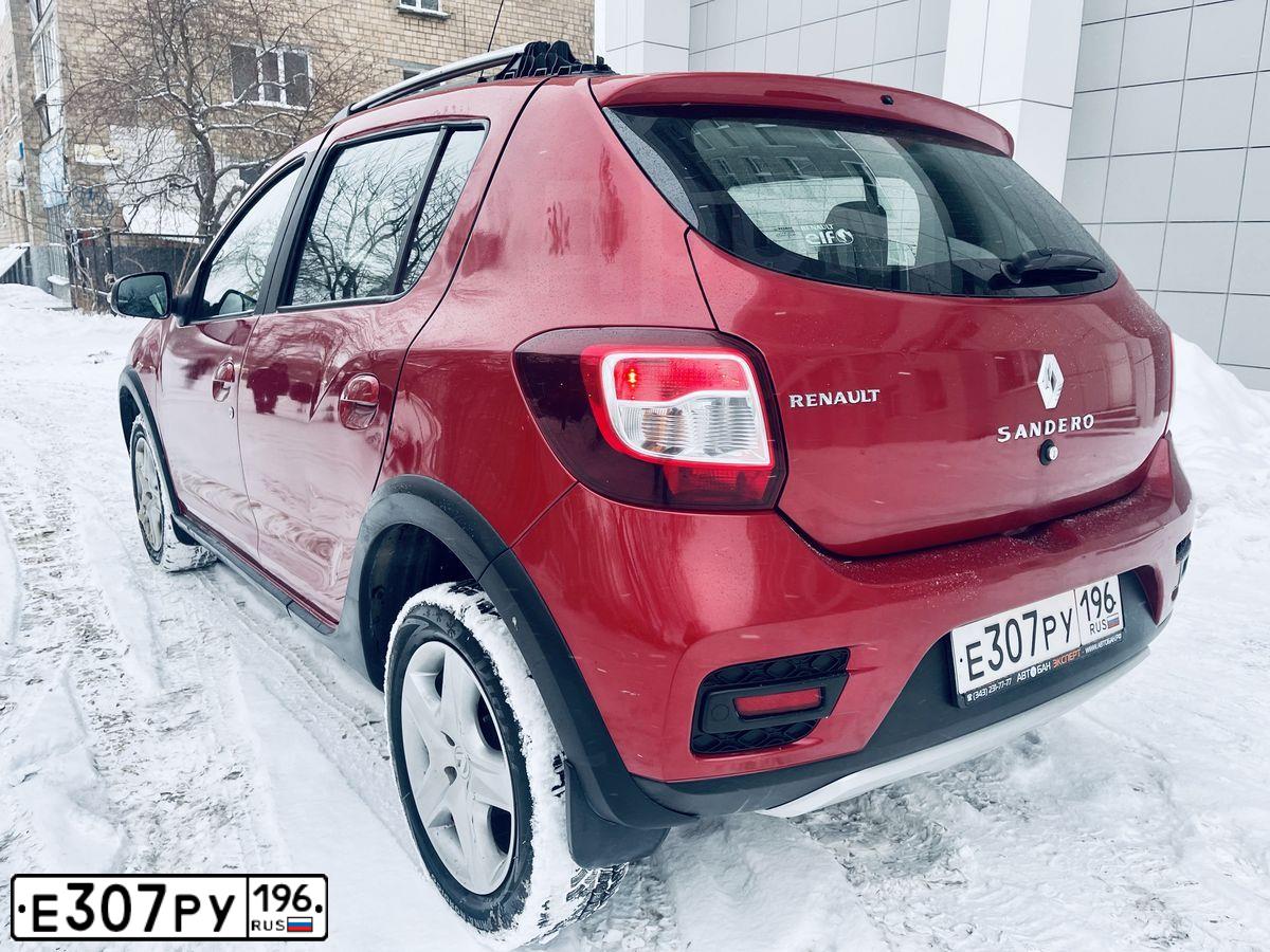 Фото автомобиля RENAULT SANDERO, 2016 — госномер Е307РУ196. Цвет: Красный