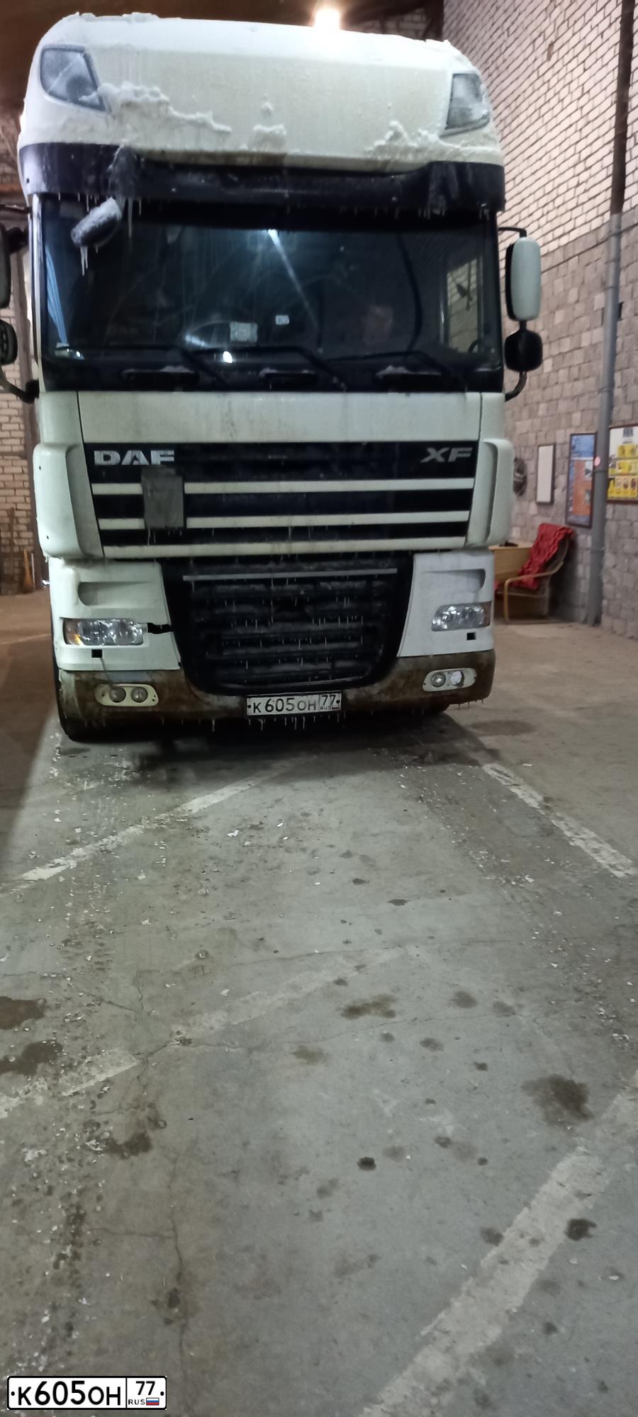 Фото автомобиля DAF XF105, 2010 — госномер У400НН30. Цвет: Белый