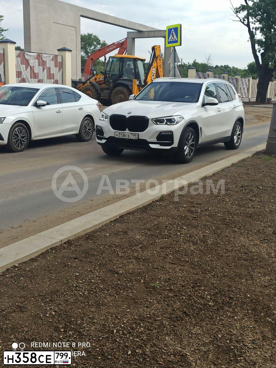 Фото автомобиля BMW X5, 2020 — госномер Н358СЕ799. Цвет: БЕЛЫЙ МЕТАЛЛИК
