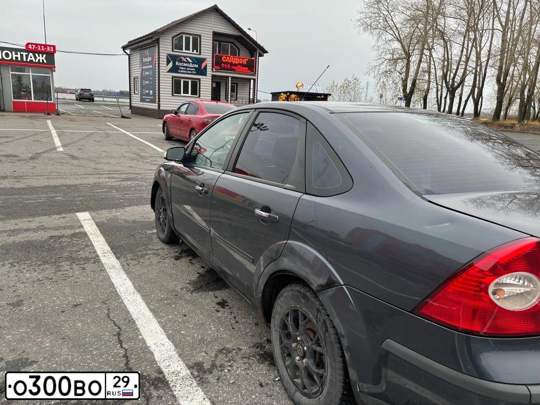 Фото автомобиля FORD FOCUS, 2007 — госномер О300ВО29. Цвет: ТЕМНО-СЕРЫЙ