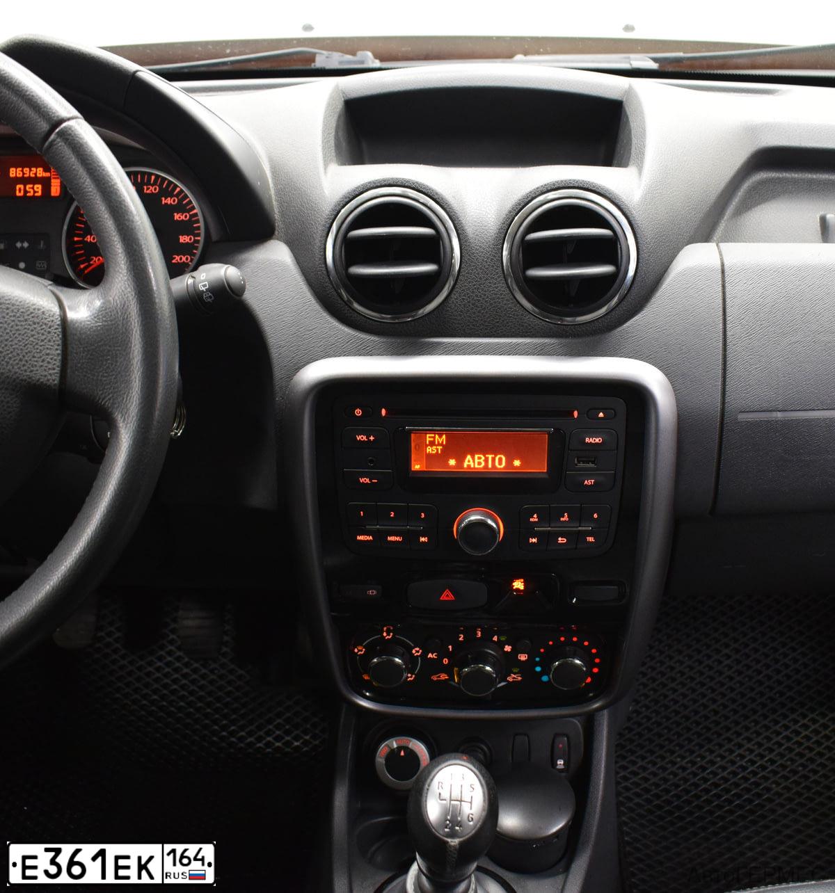 Фото автомобиля RENAULT DUSTER, 2012 — госномер Е361ЕК164. Цвет: Коричневый