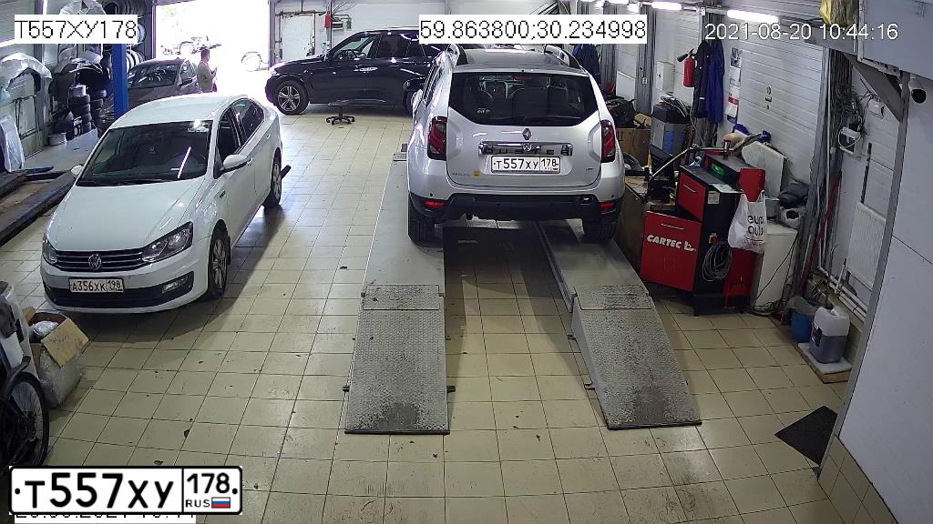 Фото автомобиля RENAULT DUSTER, 2016 — госномер Т557ХУ178. Цвет: СВЕТЛО-СЕРЫЙ