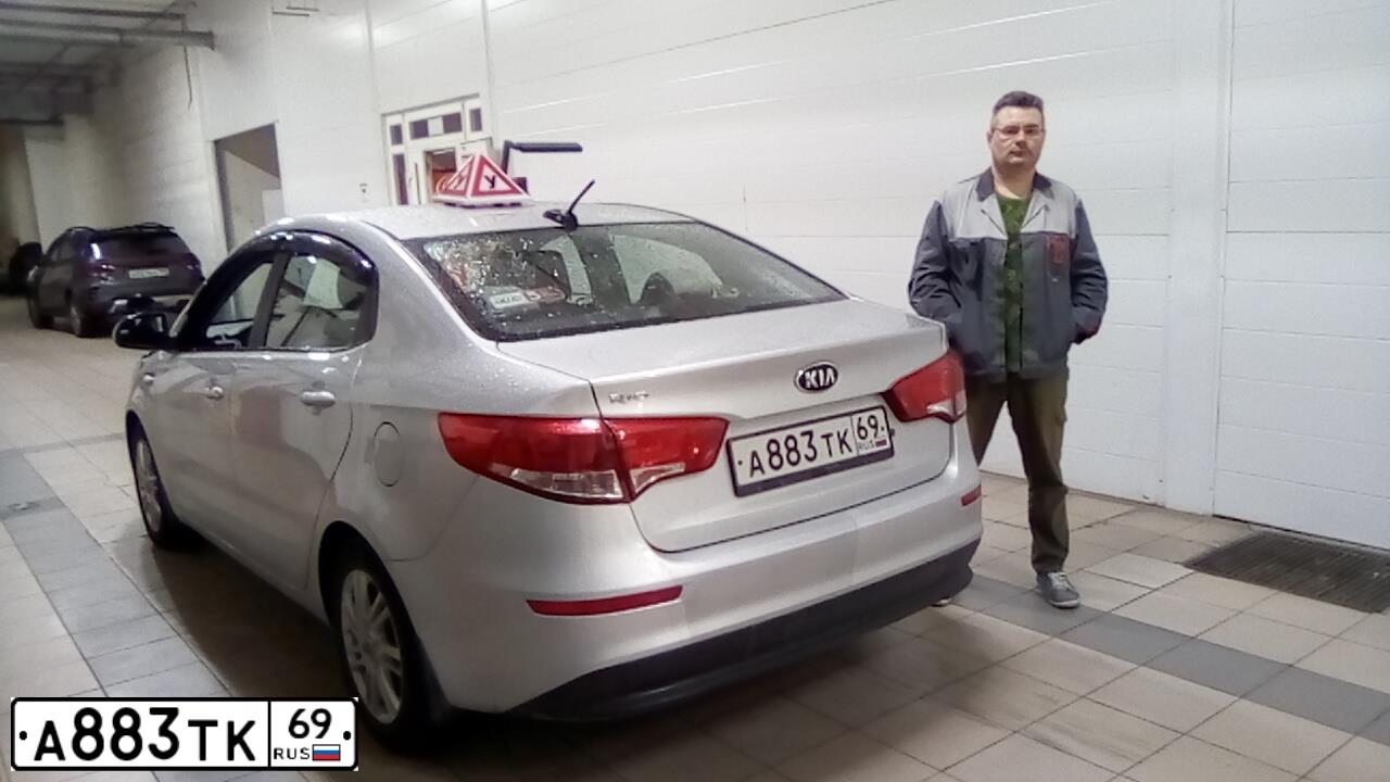 Фото автомобиля KIA RIO, 2017 — госномер А883ТК69. Цвет: СЕРЕБРИСТЫЙ