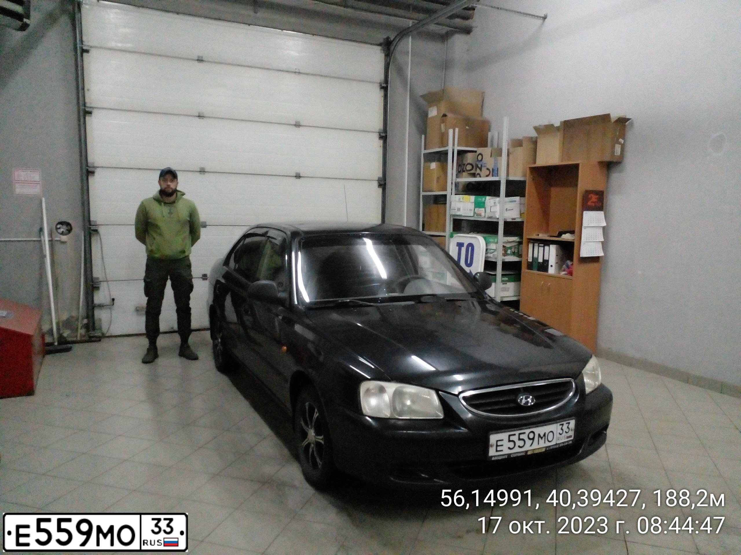 Фото автомобиля HYUNDAI ACCENT, 2006 — госномер Е065УС33. Цвет: ЧЕРНЫЙ