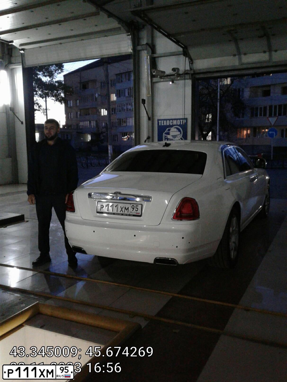 Фото автомобиля ROLLS ROYCE ROLLS-ROYCE GHOST, 2009 — госномер Р111ХМ95. Цвет: ЧЕРНЫЙ
