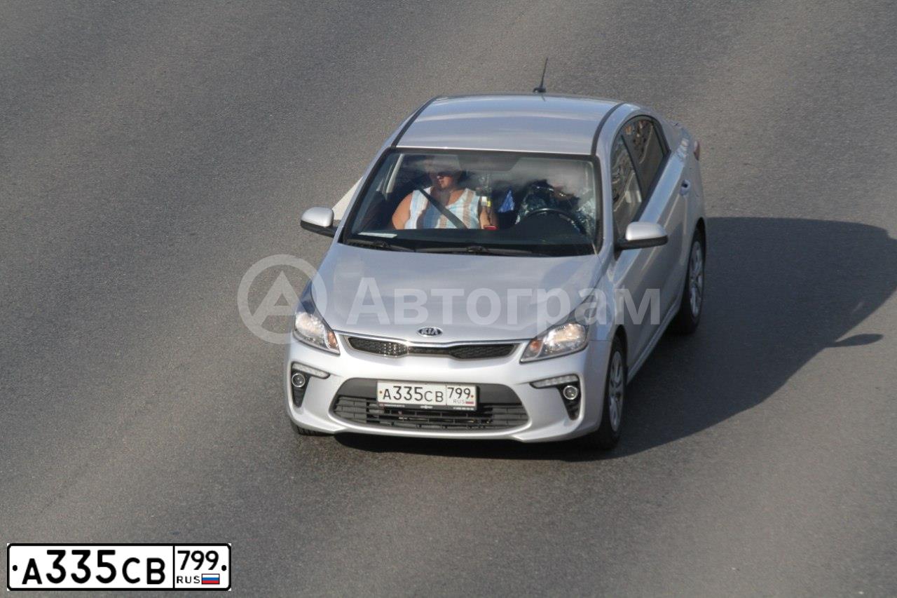 Фото автомобиля KIA RIO, 2019 — госномер А335СВ799. Цвет: Серебристый