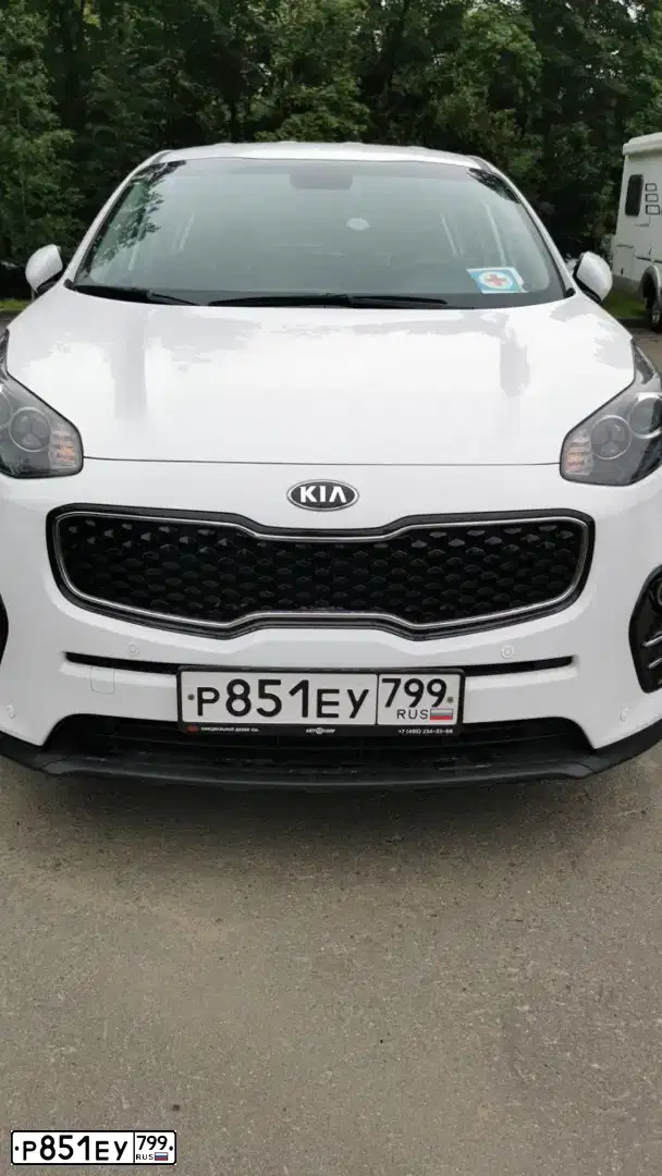 Фото автомобиля KIA SPORTAGE, 2018 — госномер Р851ЕУ799. Цвет: БЕЛЫЙ