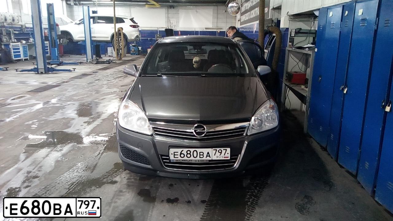 Фото автомобиля OPEL ASTRA, 2011 — госномер Е680ВА797. Цвет: СЕРЫЙ ТЕМНЫЙ