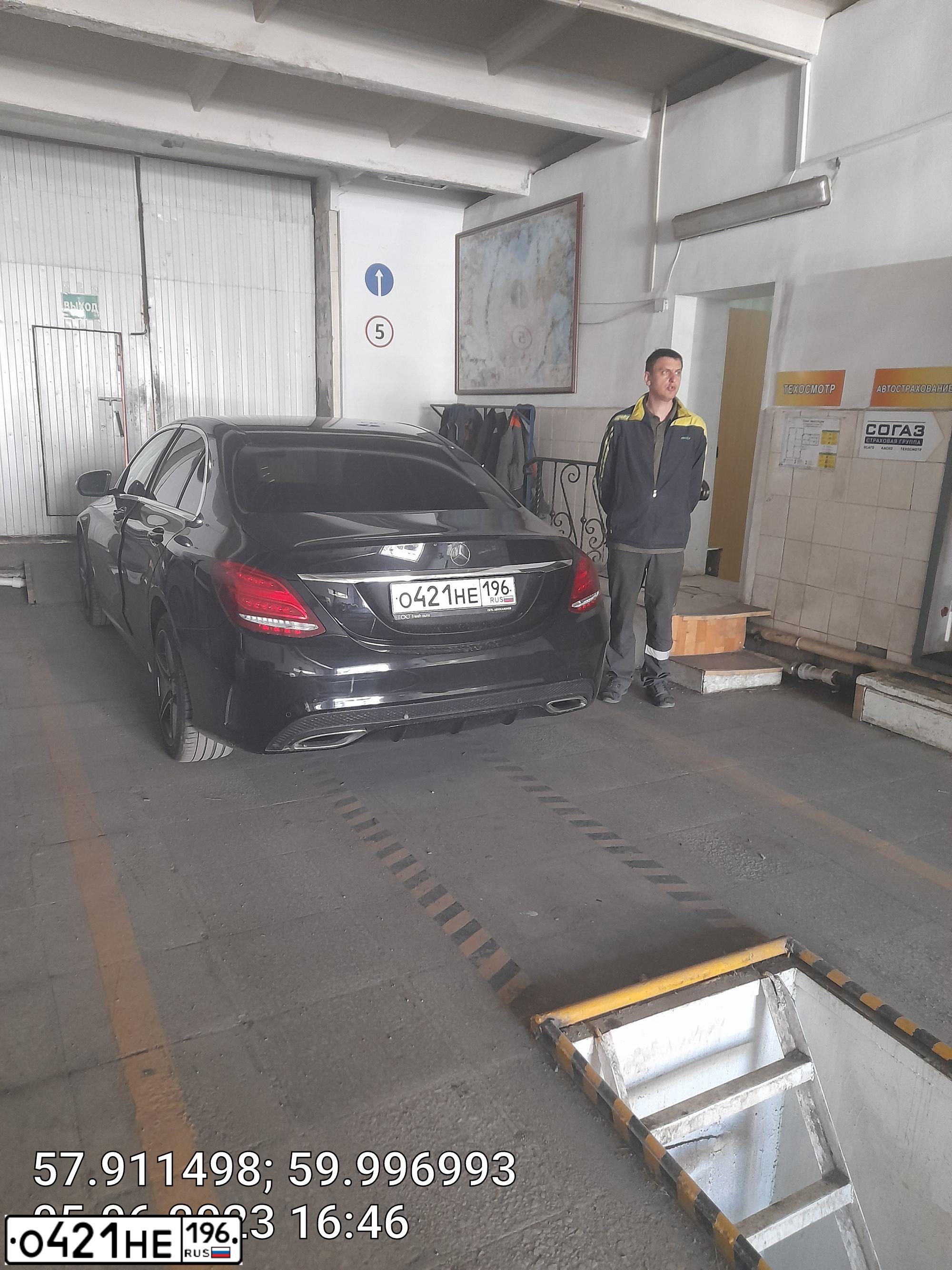 Фото автомобиля MERCEDES C-KLASSE, 2014 — госномер Е777ОУ196. Цвет: ЧЕРНЫЙ