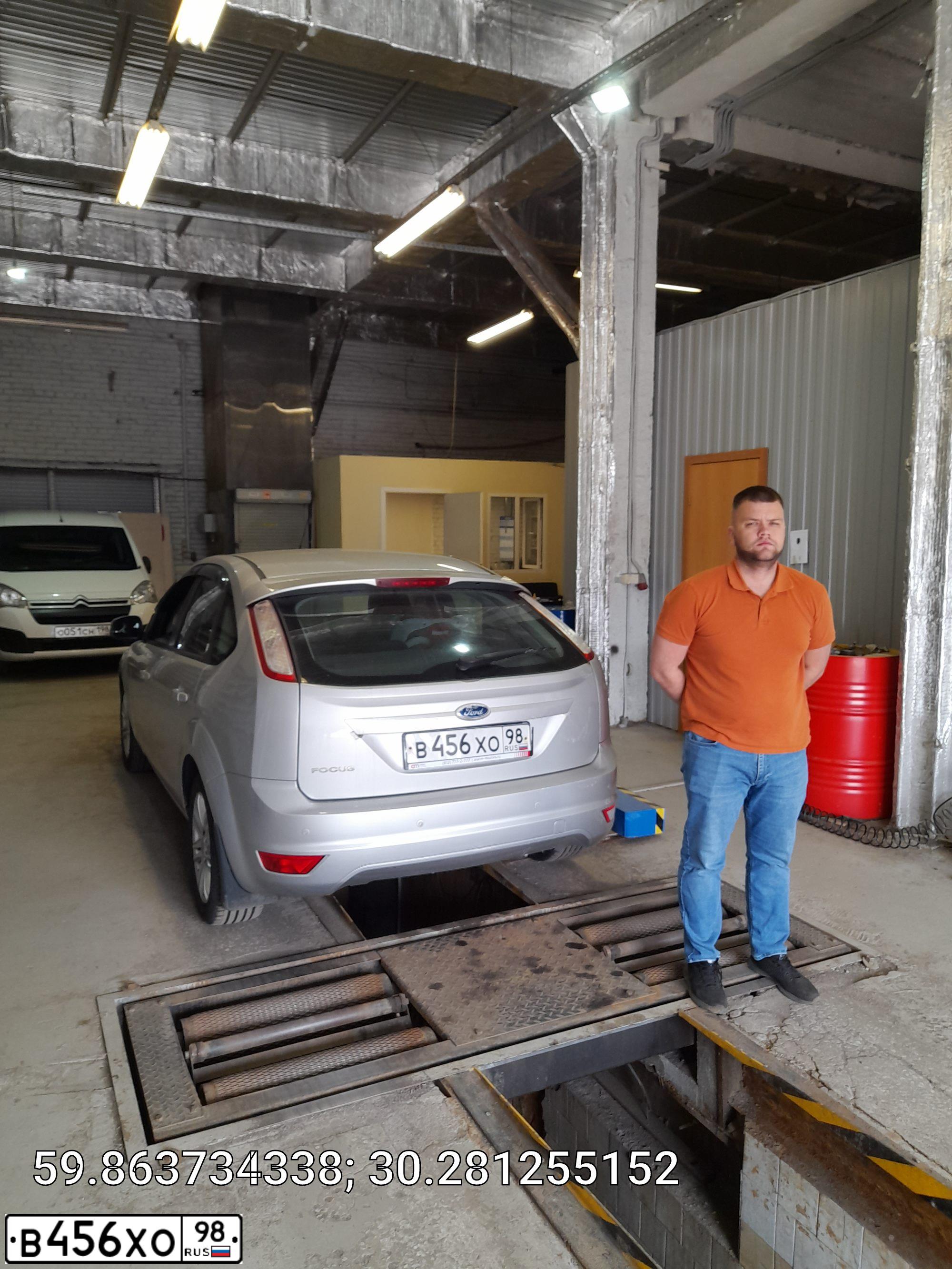 Фото автомобиля FORD FOCUS, 2008 — госномер С332ЕС198. Цвет: Серебристый