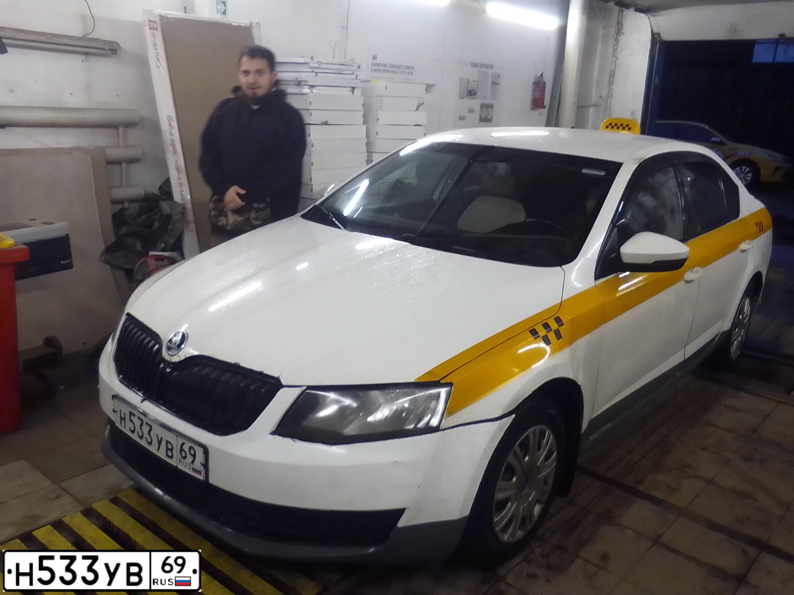 Фото автомобиля SKODA OCTAVIA, 2015 — госномер Х326КТ774. Цвет: БЕЛЫЙ