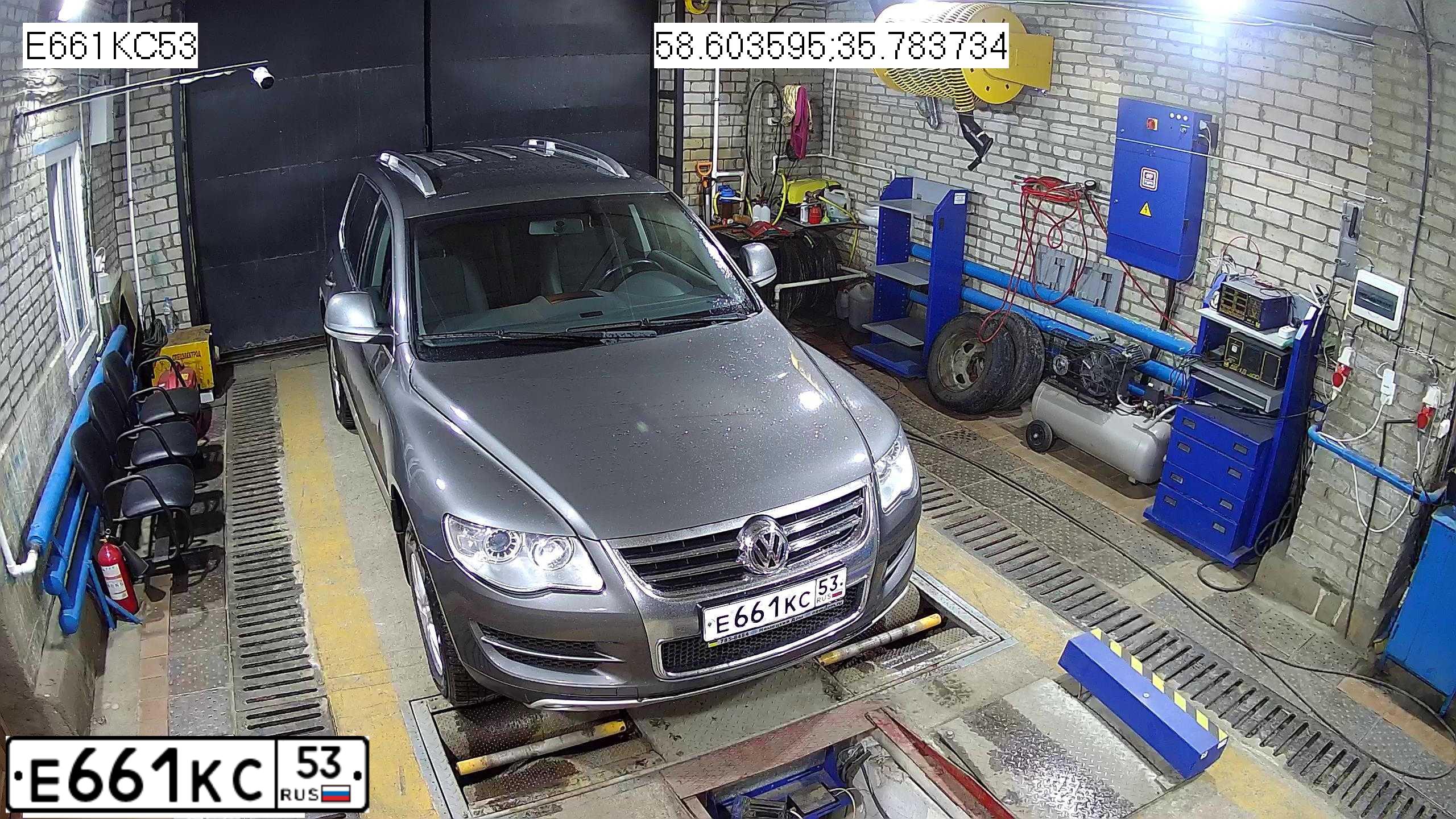 Фото автомобиля VOLKSWAGEN TOUAREG, 2009 — госномер Е661КС53. Цвет: СЕРЫЙ МЕТАЛЛИК