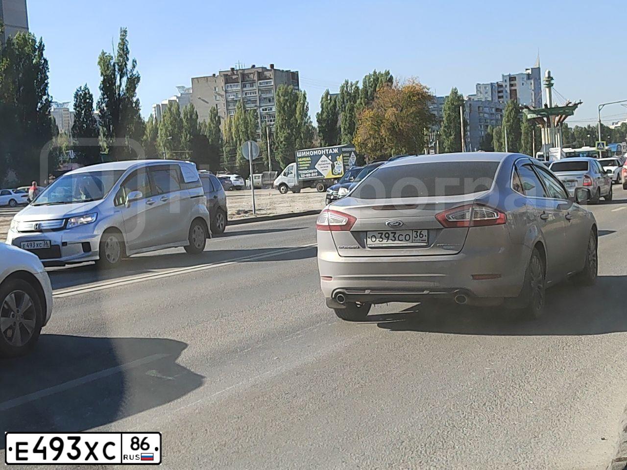 Фото автомобиля FORD FOCUS, 2011 — госномер Е493ХС86. Цвет: ТЕМНО-СЕРЫЙ