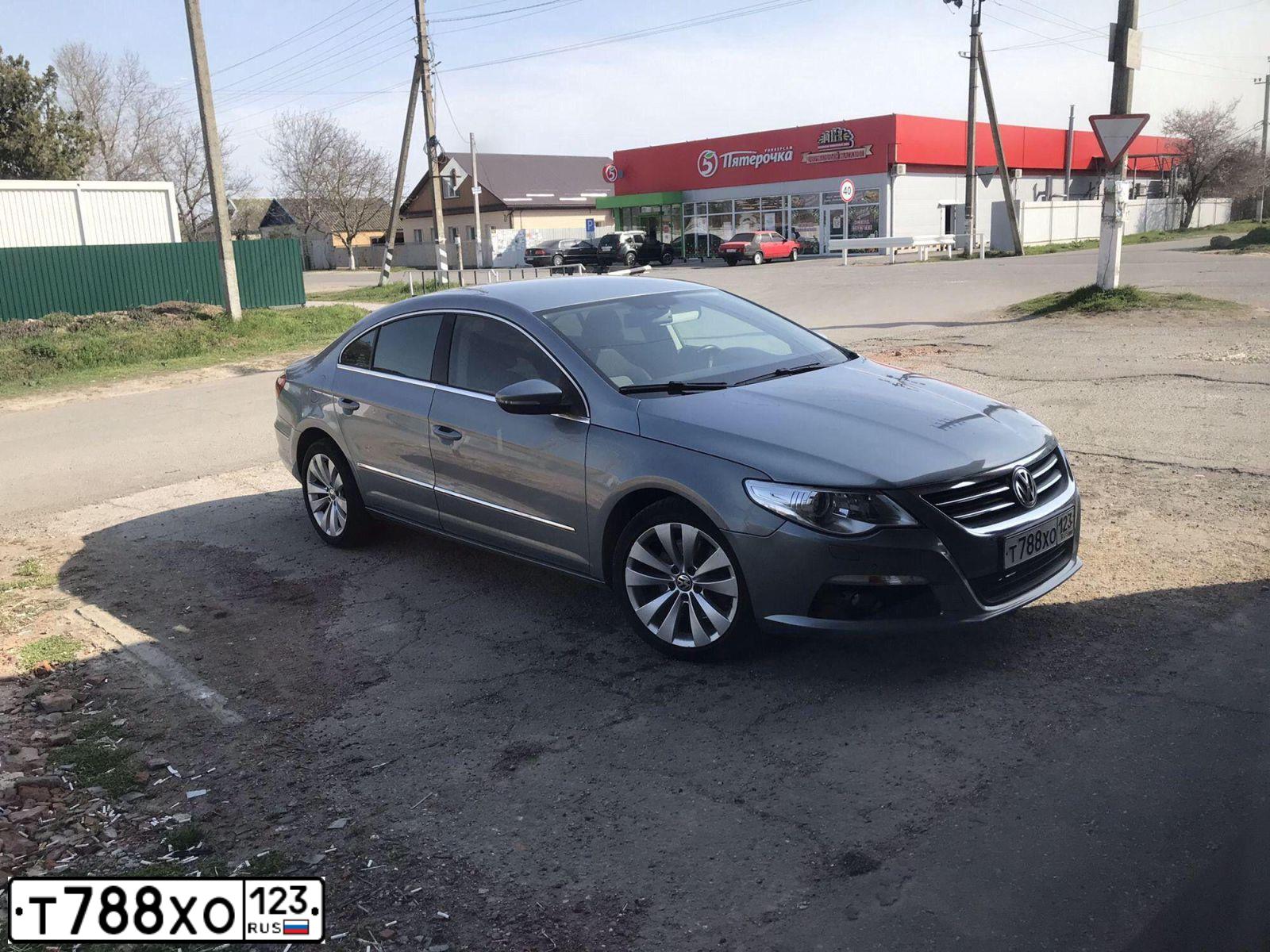 Фото автомобиля VOLKSWAGEN CC, 2009 — госномер Е010УА93. Цвет: СЕРО-ГОЛУБОЙ