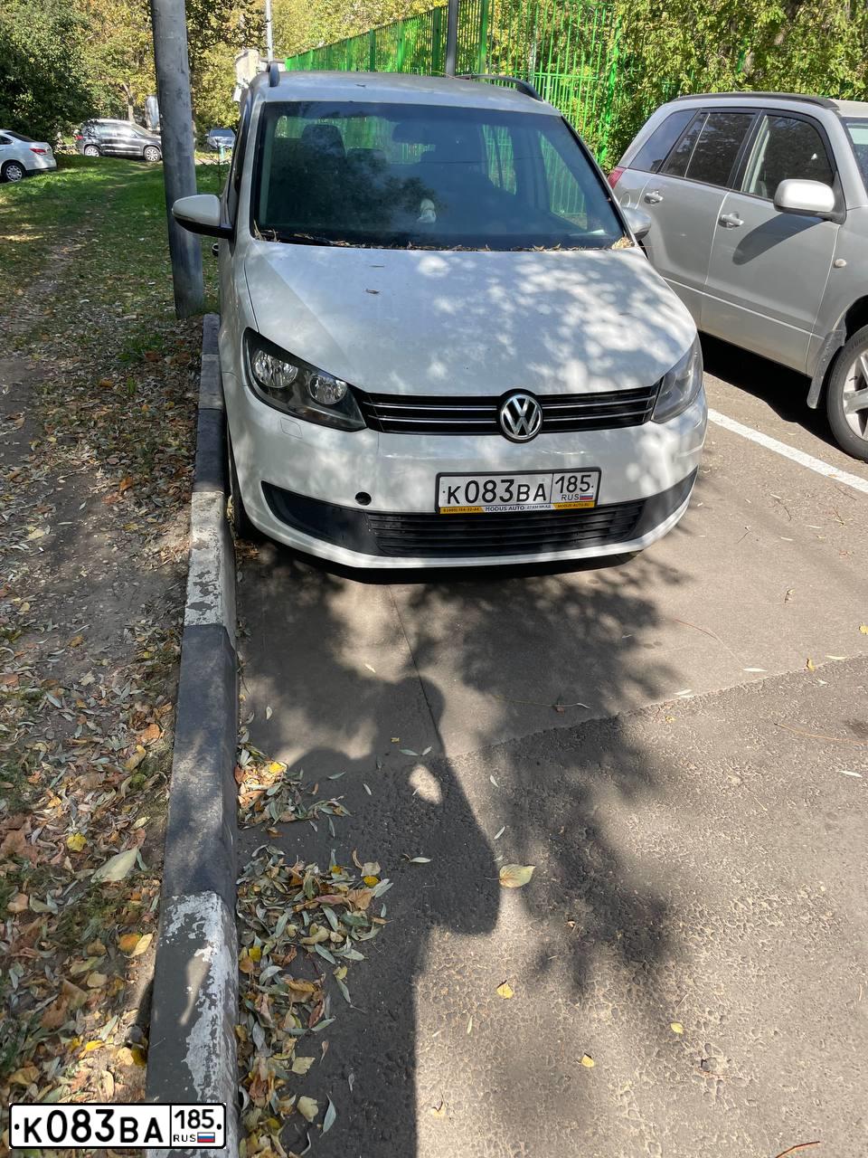 Фото автомобиля VOLKSWAGEN TOURAN, 2014 — госномер К083ВА185. Цвет: Белый