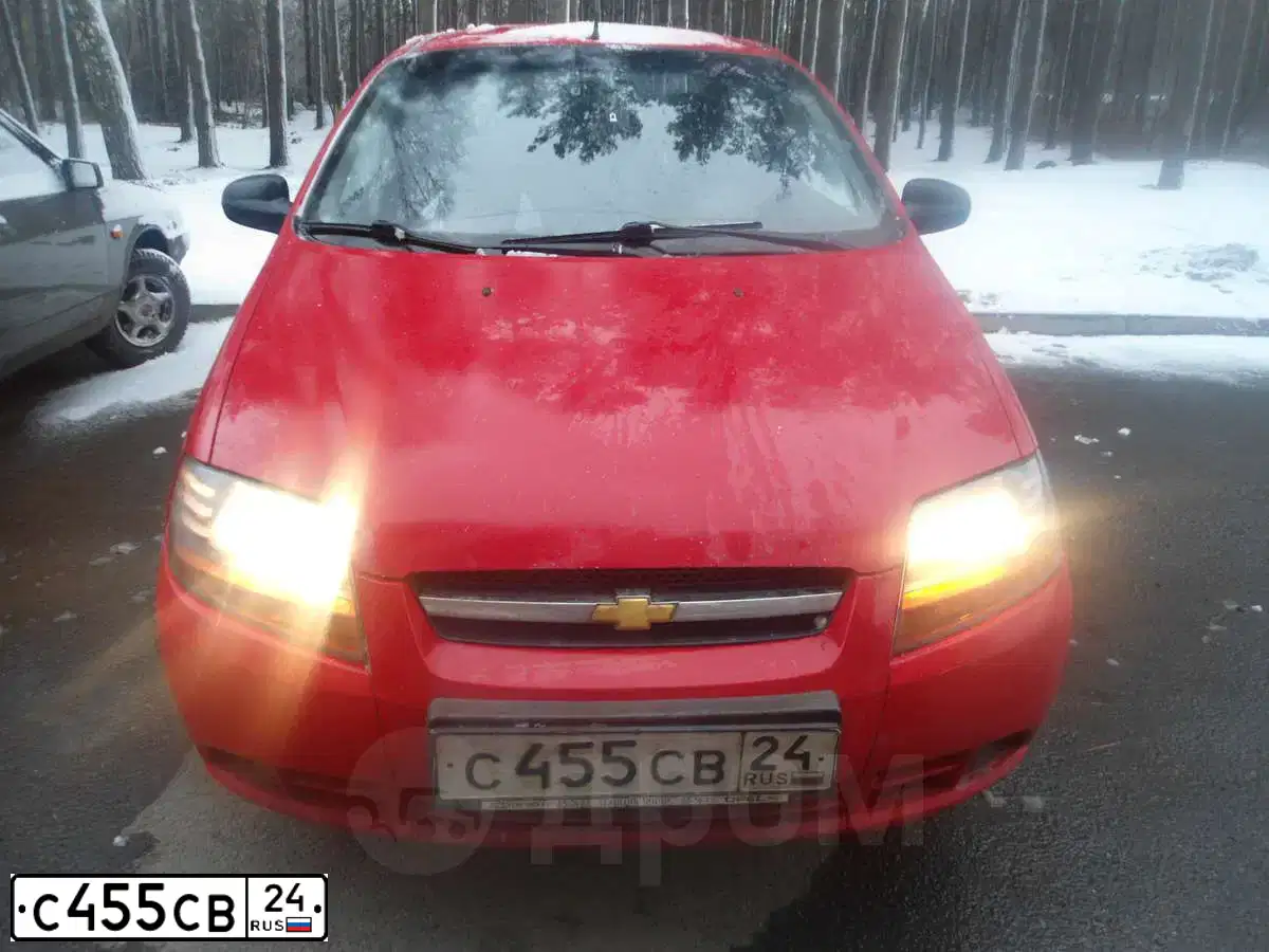 Фото автомобиля CHEVROLET AVEO, 2005 — госномер Р653МН142. Цвет: Красный