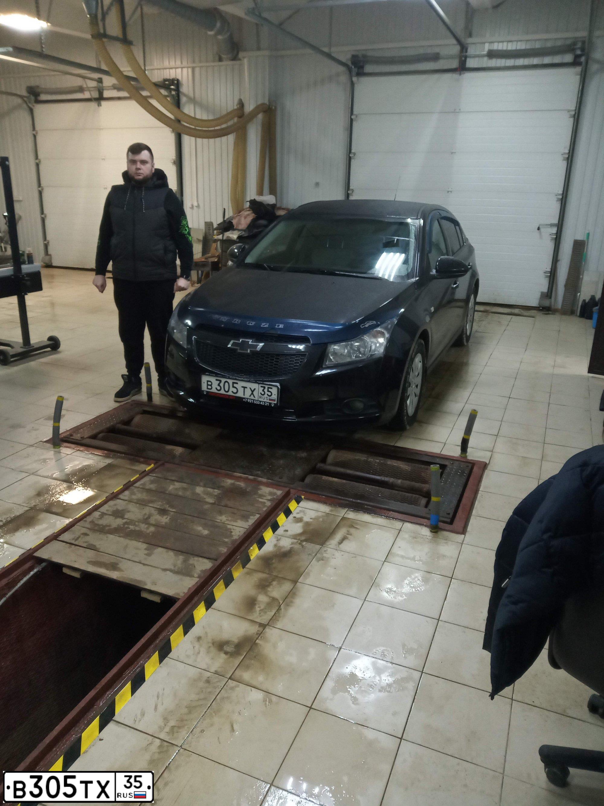 Фото автомобиля CHEVROLET CRUZE, 2012 — госномер В305ТХ35. Цвет: ЧЕРНЫЙ МЕТАЛЛИК
