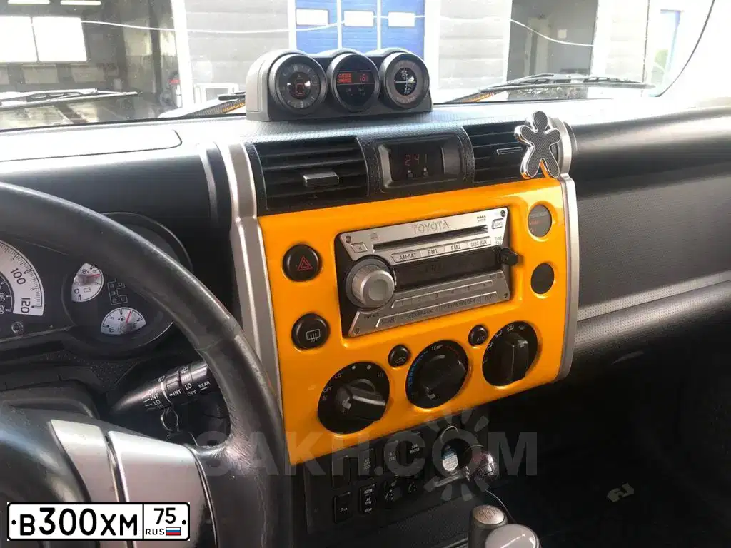Фото автомобиля TOYOTA FJ CRUISER, 2007 — госномер Х527АТ65. Цвет: ЖЕЛТЫЙ