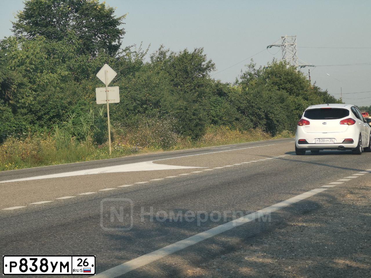 Фото автомобиля KIA CEE'D, 2013 — госномер Р838УМ26. Цвет: БЕЛЫЙ