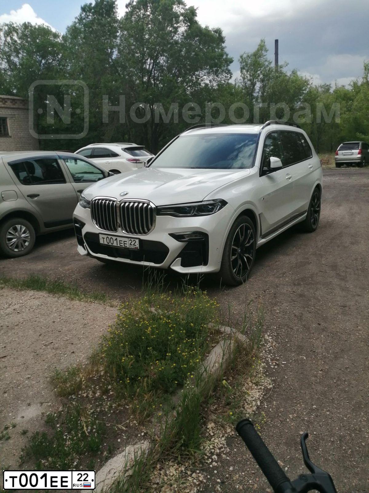 Фото автомобиля BMW X7, 2020 — госномер К070НЕ122. Цвет: Белый