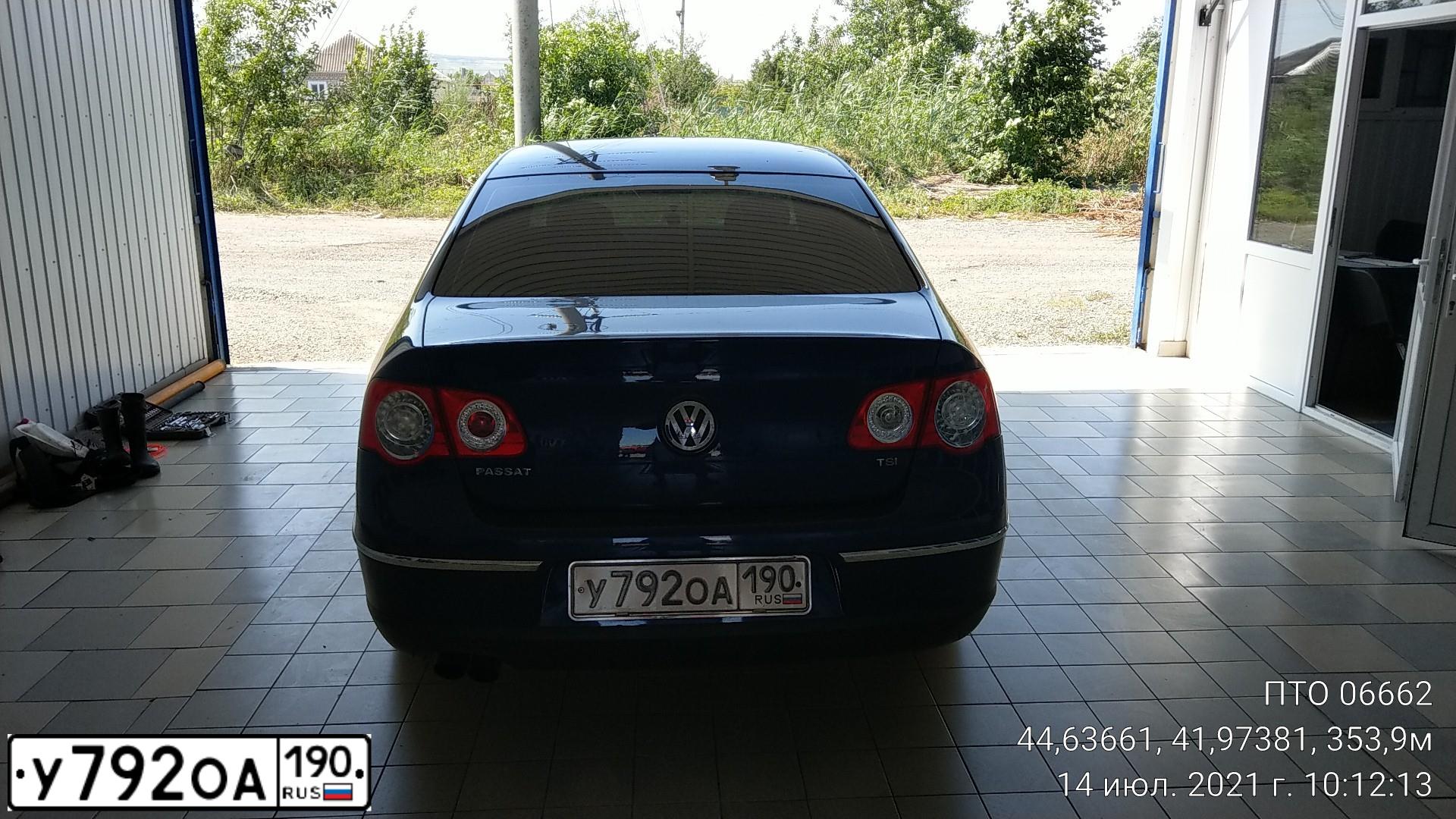 Фото автомобиля VOLKSWAGEN PASSAT, 2010 — госномер К930РХ126. Цвет: СИНИЙ ТЕМНЫЙ