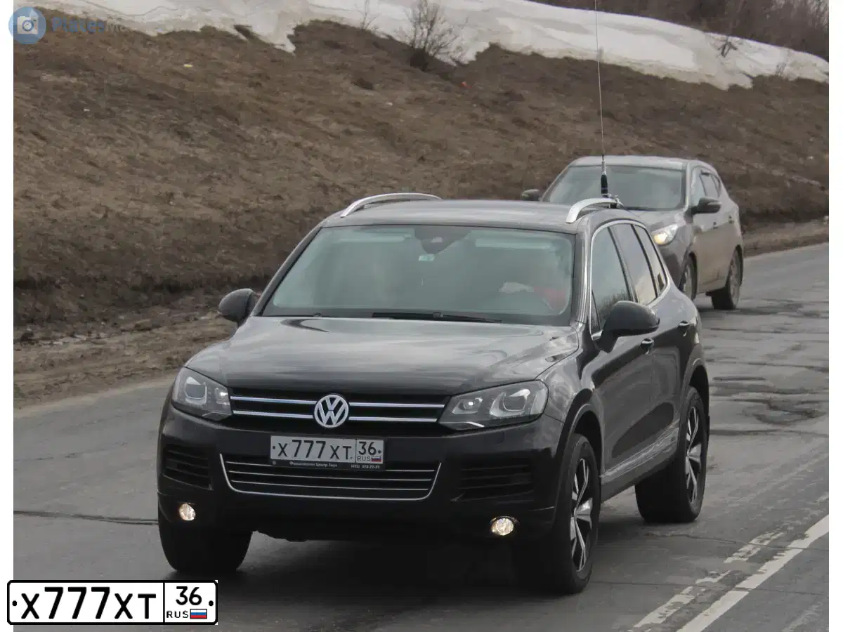 Фото автомобиля VOLKSWAGEN TOUAREG, 2013 — госномер Х777ХТ36. Цвет: ЧЕРНЫЙ