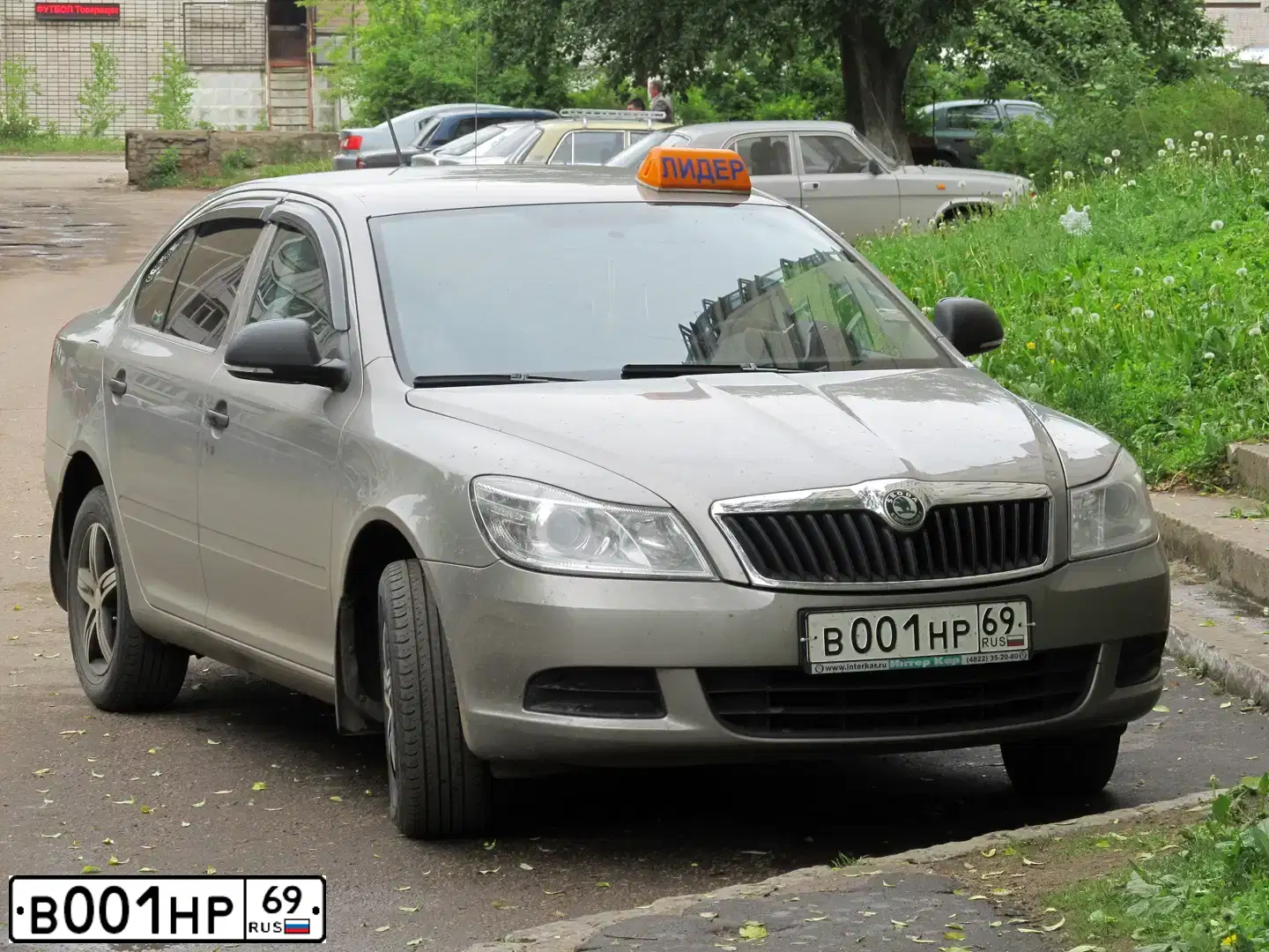Фото автомобиля SKODA OCTAVIA, 2010 — госномер У006ЕР198. Цвет: СЕРЫЙ
