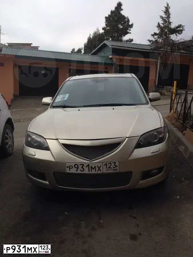 Фото автомобиля MAZDA 3, 2008 — госномер Р931МХ123. Цвет: СЕРО-ЗОЛОТИСТЫЙ