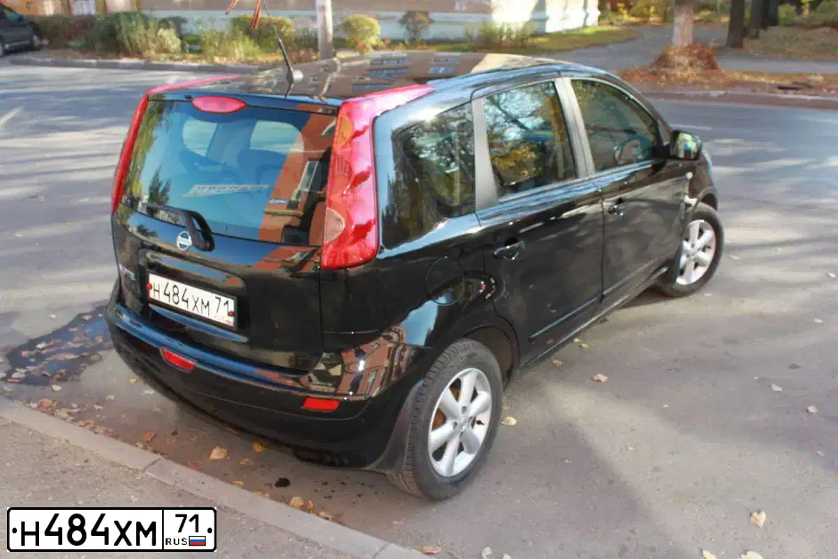 Фото автомобиля NISSAN NOTE, 2008 — госномер М895НО48. Цвет: ЧЕРНЫЙ