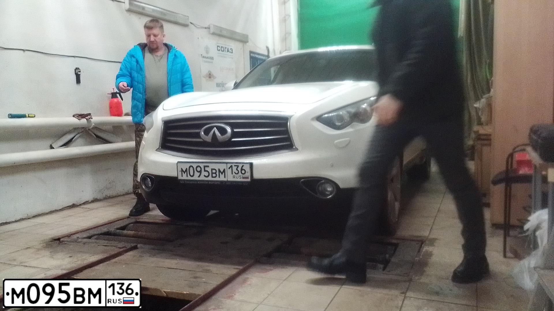 Фото автомобиля INFINITI QX70 /FX/, 2012 — госномер Е816КХ36. Цвет: Белый