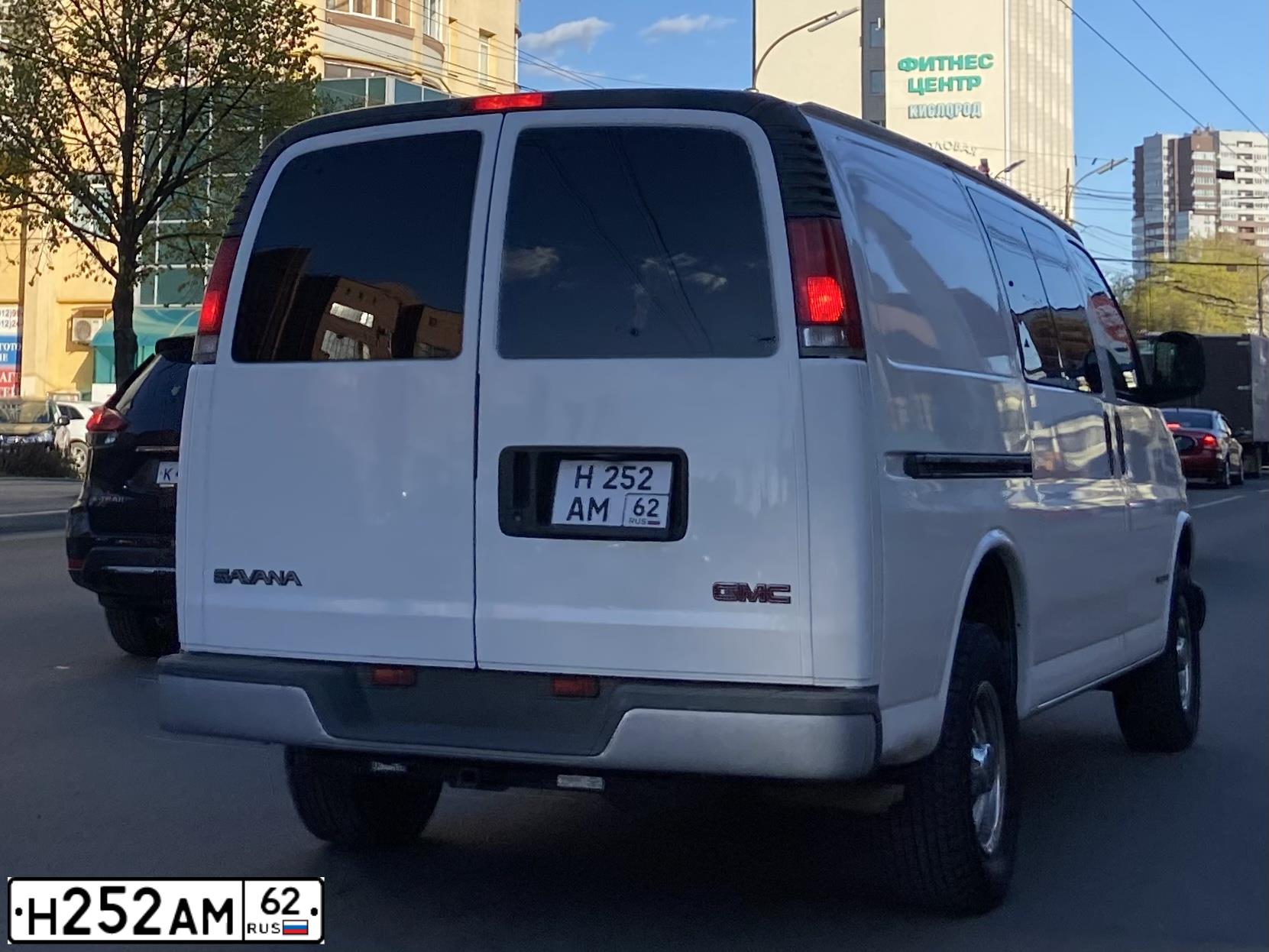 Фото автомобиля GMC SAVANA, 1998 — госномер Н252АМ62. Цвет: Белый