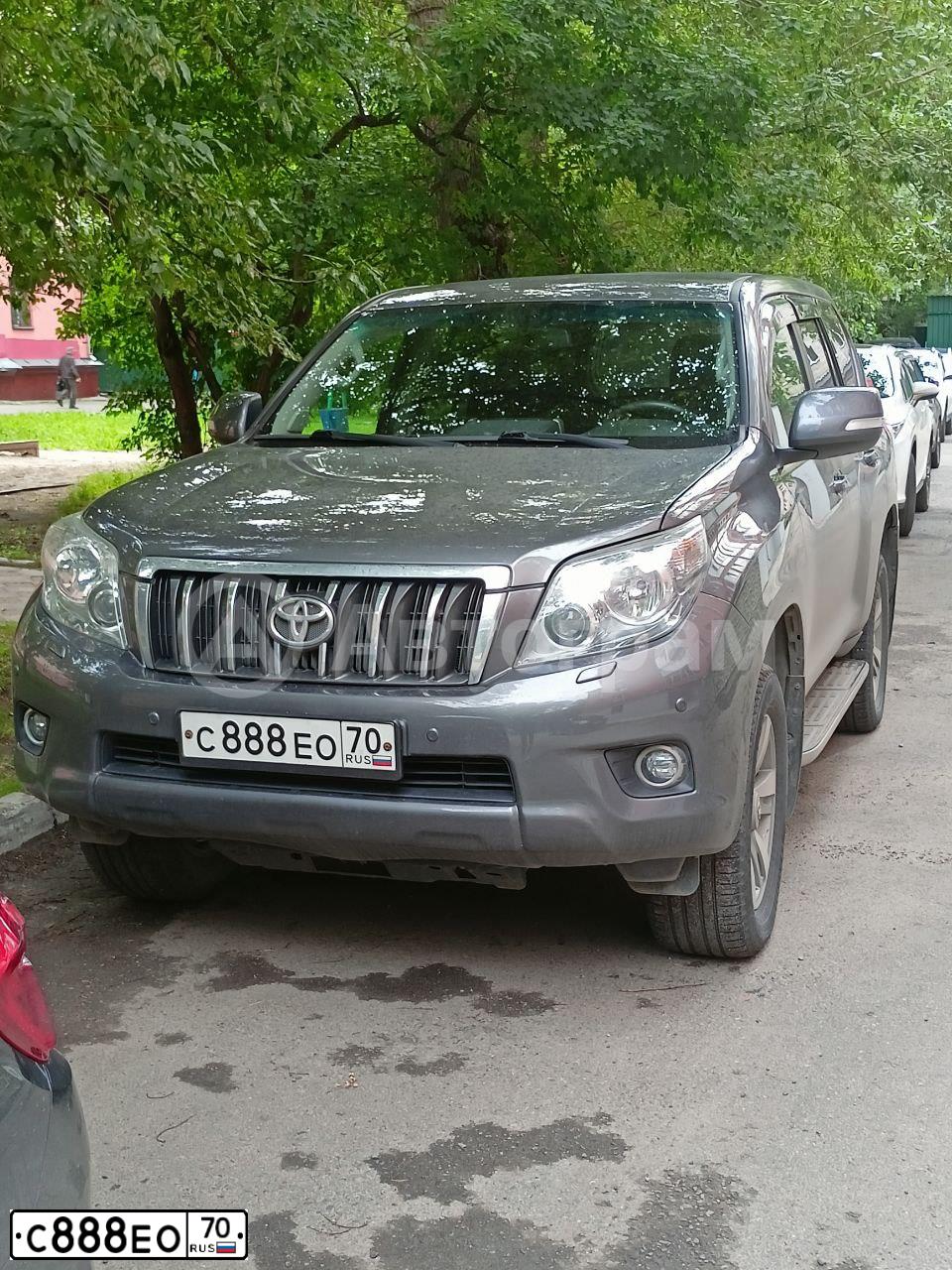 Фото автомобиля TOYOTA LANDCRUISER, 2011 — госномер С888ЕО70. Цвет: СЕРЫЙ