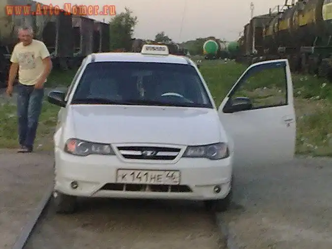 Фото автомобиля DAEWOO NEXIA, 2008 — госномер М567ОВ95. Цвет: Белый
