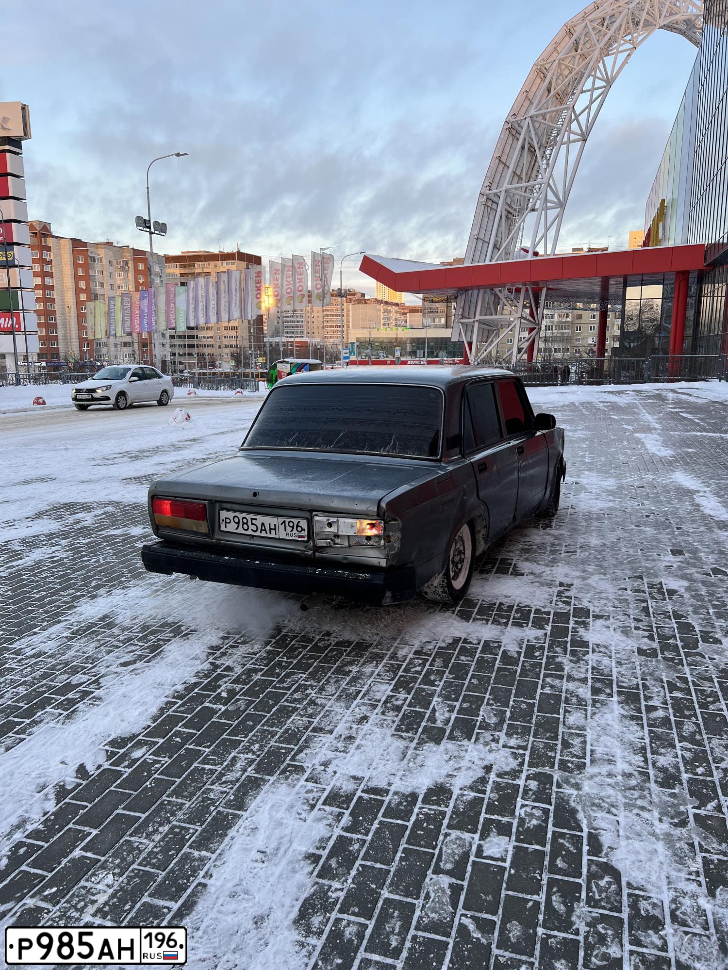Фото автомобиля LADA 2107 LADA, 2010 — госномер Р985АН196. Цвет: СЕРО-ЗЕЛЕНЫЙ МЕТАЛИК
