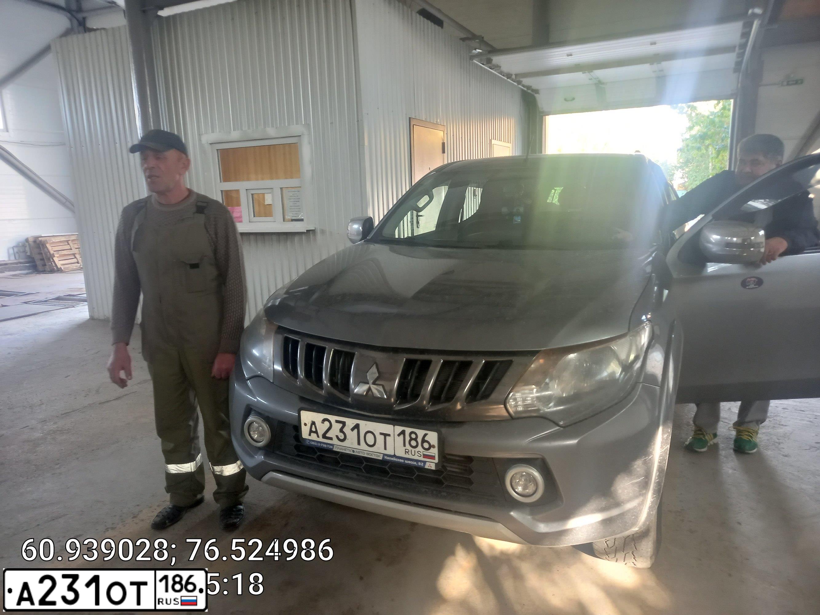 Фото автомобиля MITSUBISHI L 200, 2017 — госномер А231ОТ186. Цвет: СЕРЫЙ