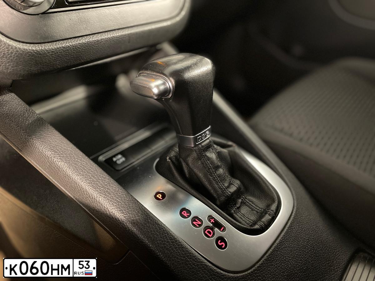 Фото автомобиля VOLKSWAGEN JETTA, 2010 — госномер М019АА53. Цвет: ЧЕРНЫЙ