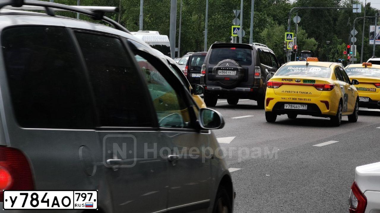 Фото автомобиля KIA RIO, 2020 — госномер У784АО797. Цвет: ЖЕЛТЫЙ